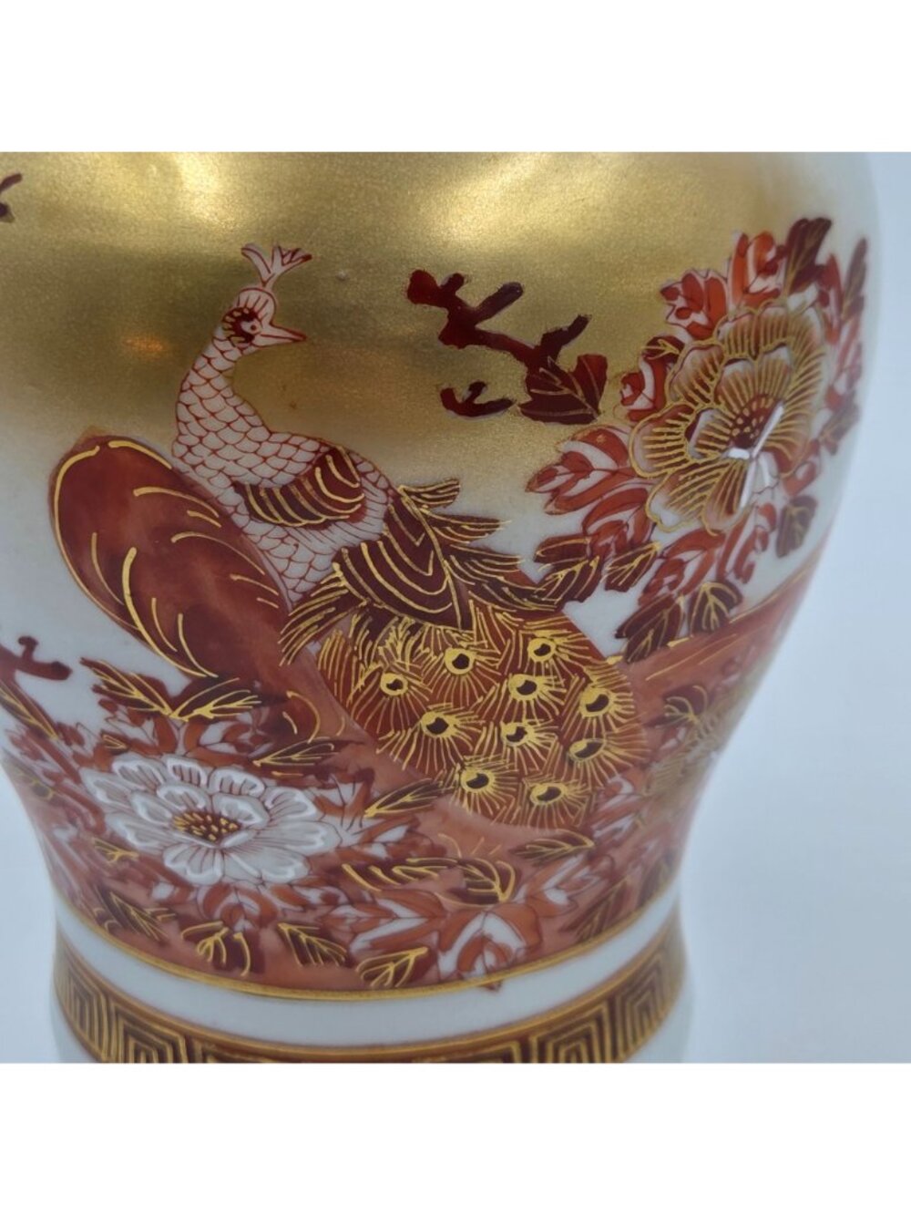 Kutani Peacock & Peony Covered Vase From the Meiji Period - Picture 6 of 13